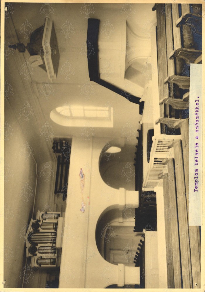 Templombelső: szószék, padok, karzat, orgona.