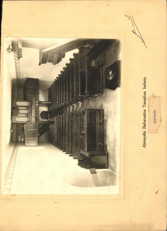 Templombelső: padok, orgona, szószék, úrasztala.