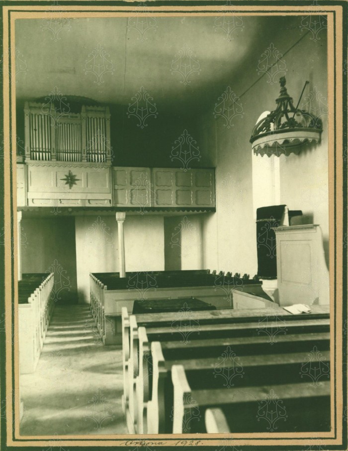 Templombelső: padok, szószék, orgona.