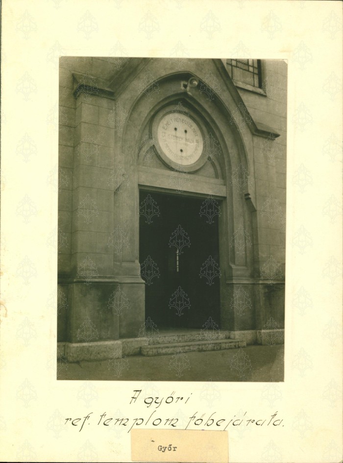 Győri templom főbejárata.