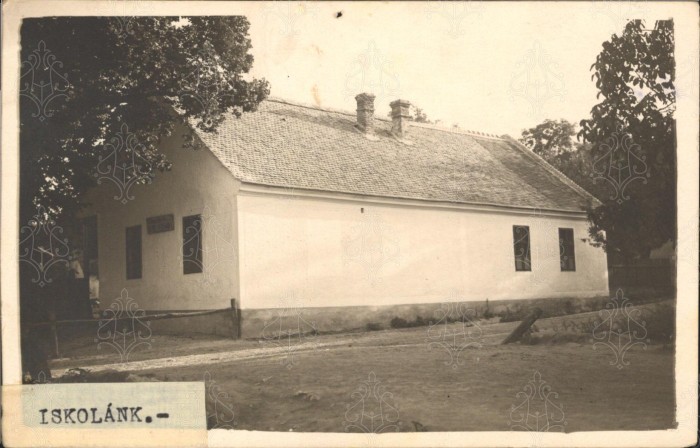 Iskola.