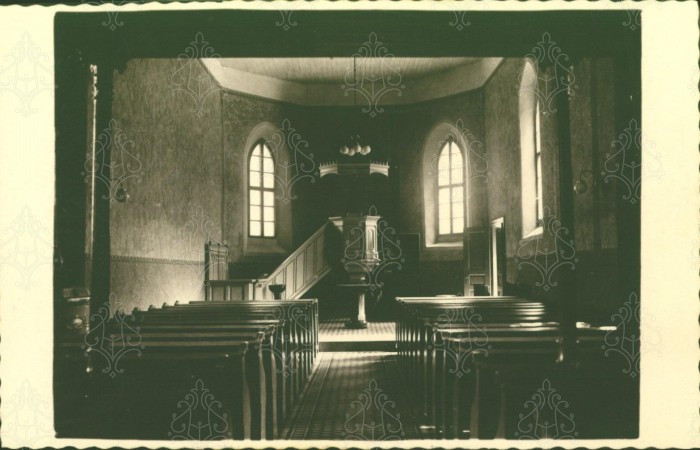 Templombelső: padok, szószék.