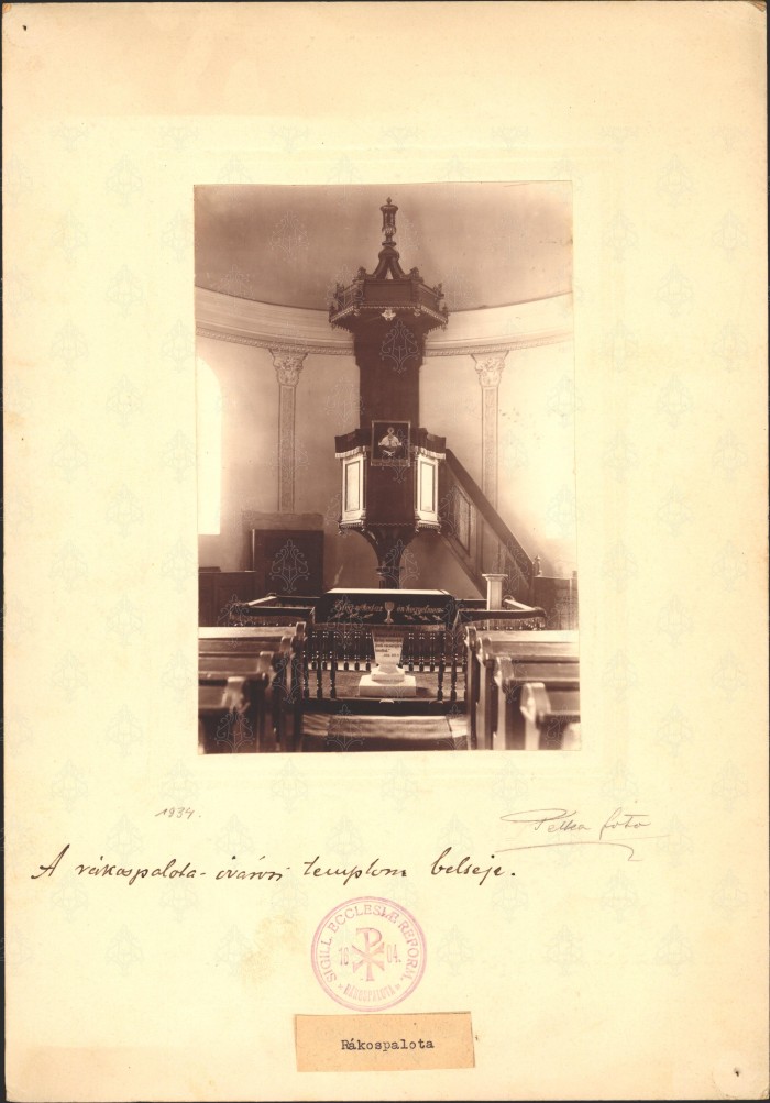 Templombelső: szószék, úrasztala.