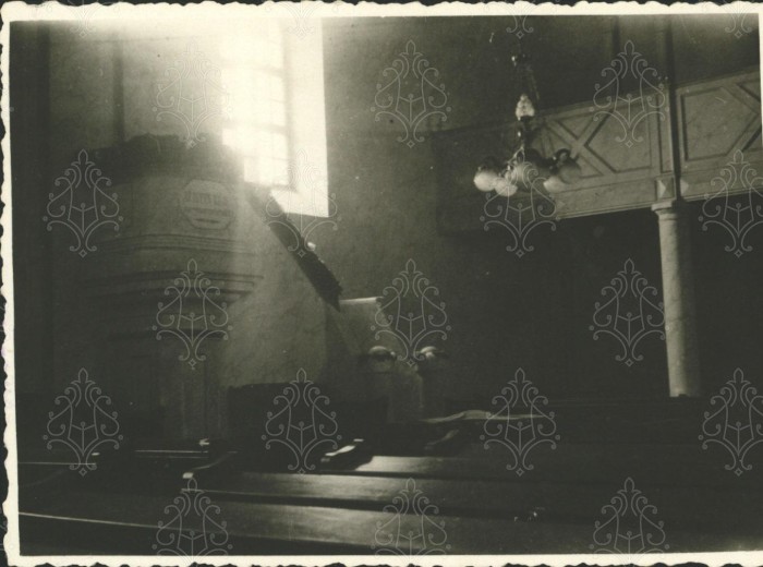 Templombelső: szószék, padok, karzat.