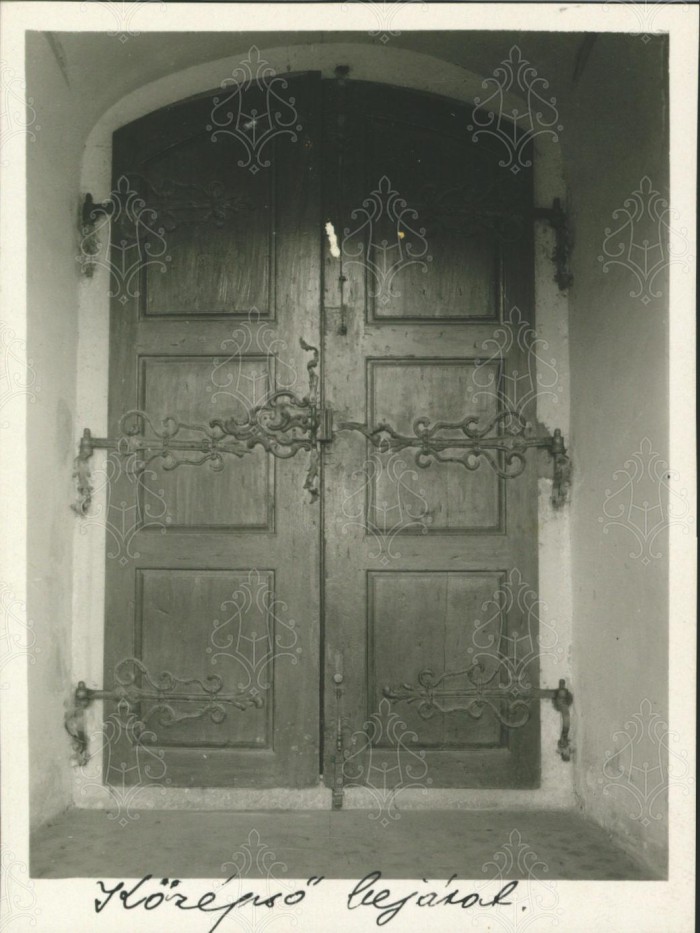 Templombejárati kapuk.