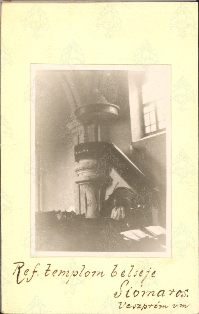 Templombelső: szószék, lelkész.