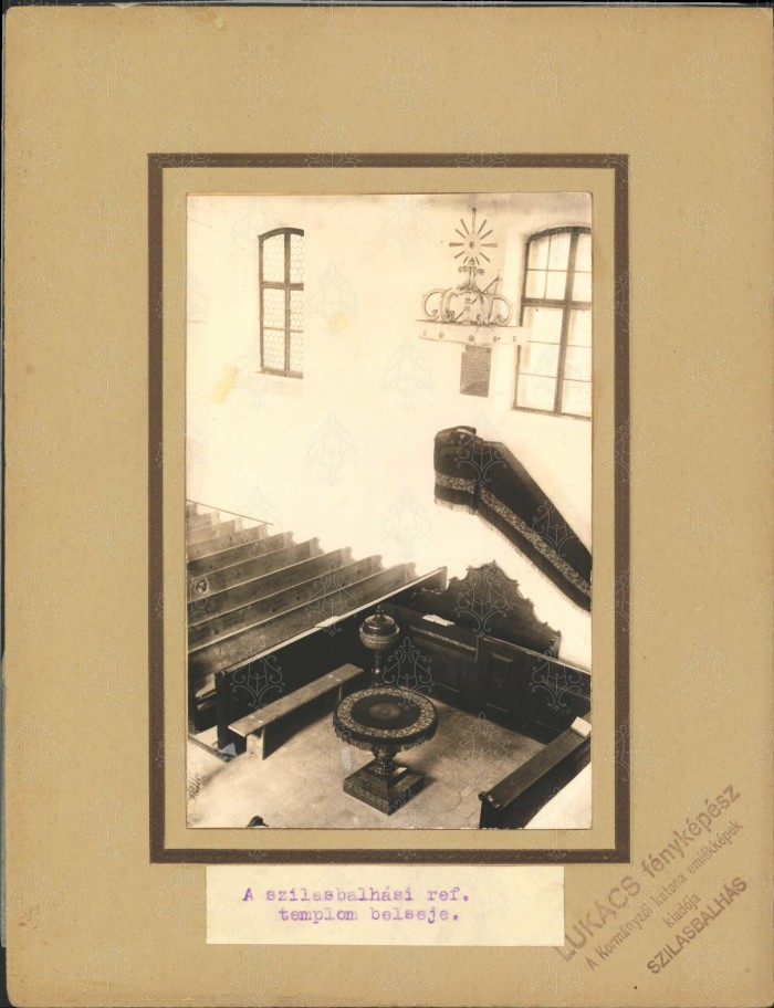 Templombelső: szószék, úrasztala, padok.