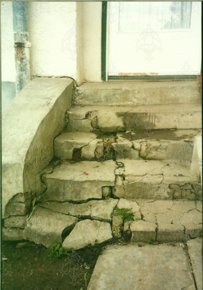 Felújításra szoruló parókia falai (2004)
