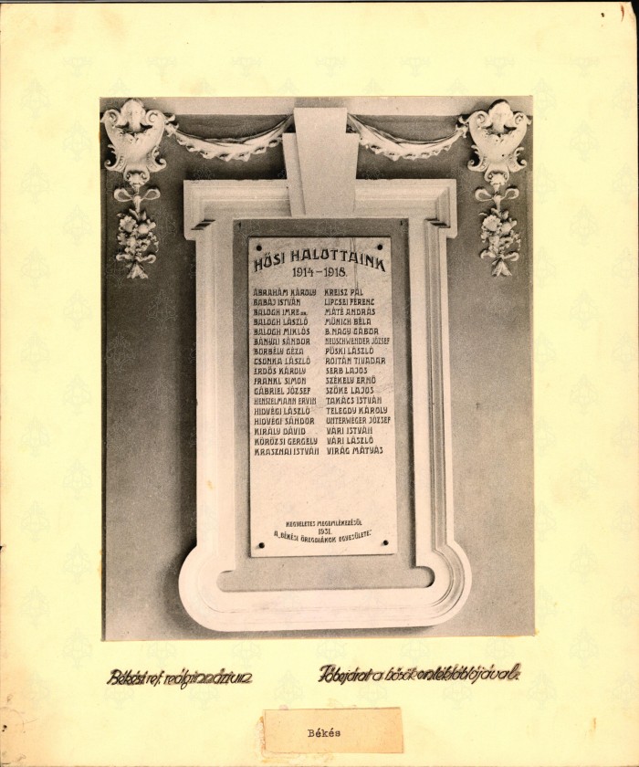 Békési ref. reálgimnázium főbejáratánál elhelyezett emléktábla (1914-1918. Hősök névsora)