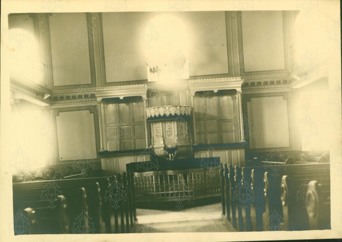 Kisvárdai templombelső: szószék, úrasztala, padok
